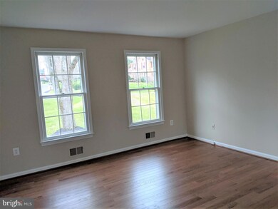 4850 Slatestone Ct, Fairfax, VA 22030 - photo 2