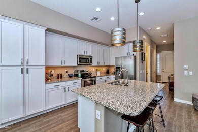 3030 N 33rd Pl-large-009-021-Kitchen-150