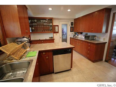 Kitchen. Newer appliances