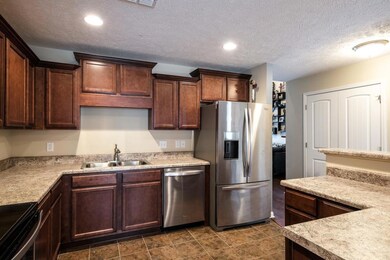 UPGRADED CABINETS & BEAUTIFUL APPLIANCES  