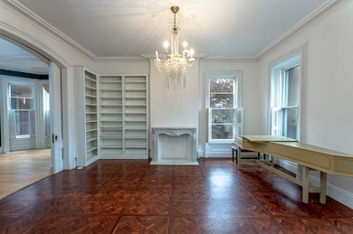 LR1 Built in bookshelves/parquet floors