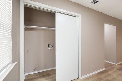 Laundry room with visible vents, baseboards, wash
