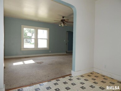 2011 W 6th St, Davenport, IA 52802 - photo 2