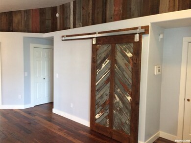 Pacific Northwest barnwood composed this rollingba
