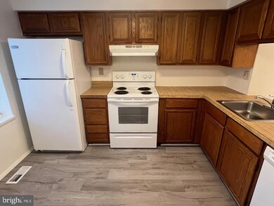 19418 Zinnia Cir, Germantown, MD 20876 - photo 2