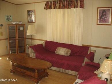 5762 Box R Living Room