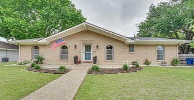 1608 Charlottsville Dr, Ennis, TX 75119 - photo 2