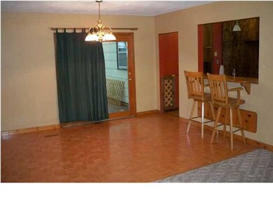FAMILY ROOM/DINING AREA