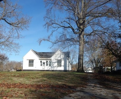 305 W Main St, Oakland, IL 61943 - photo 2