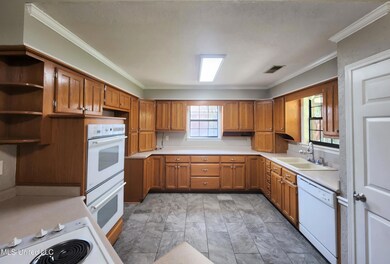 Large Kitchen with lots of Cabinet and D