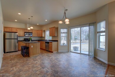 Kitchen & dining area