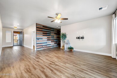7-Living Room (2)