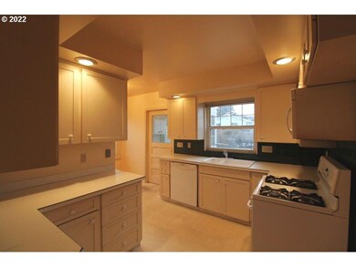 820 W 9th St, the Dalles, OR 97058 - photo 7