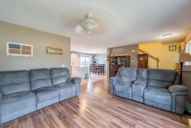 8-web-or-mls-208 3rd St-3