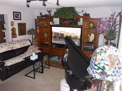 #1400 (2 Br 2 Ba): Living Room