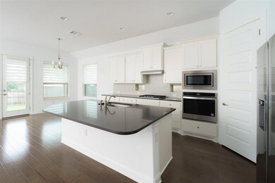 Kitchen with appliances with stainless steel fini