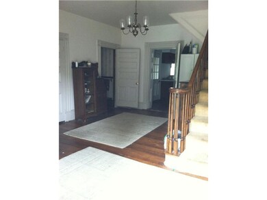Entry/Foyer.