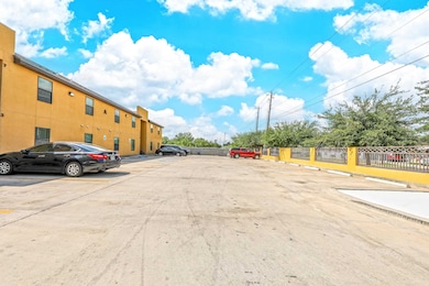 2119 S Ejido Ave unit 18, Laredo, TX 78046 - photo 7