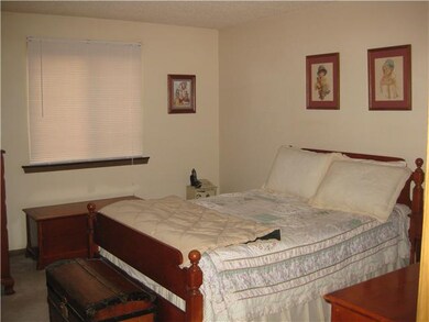 Bedroom goodsize bedroom