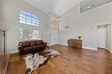 *SPACIOUS LIVING ROOM W/ HARDWOOD*