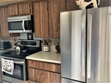 STAINLESS STEEL APPLIANCES GREAT FOR THE COOK.