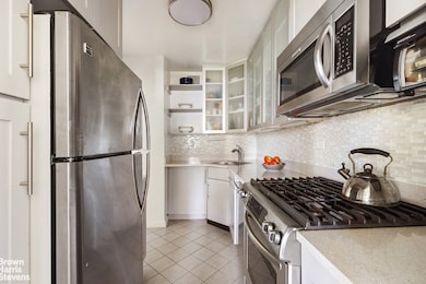 Lincoln Towers unit 10R, New York, NY 10023 - photo 3