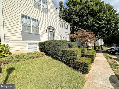 13856 Laura Ratcliff Ct, Centreville, VA 20121 - photo 2