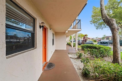 821 NE 207th Ln unit 1021, Miami, FL 33179 - photo 3