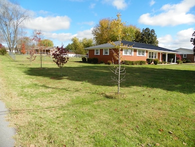 202 Gillen Dr, Sparta, TN 38583 - photo 2
