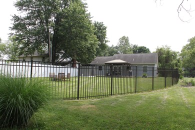 818 Clark St, Newburgh, IN 47630 - photo 4