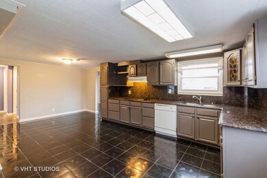 147 Pecos Cir, Carpentersville, IL 60110 - photo 4