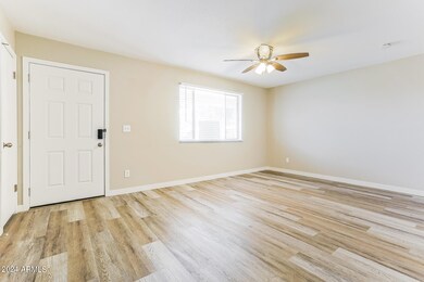 002-photo-living-room-13684180