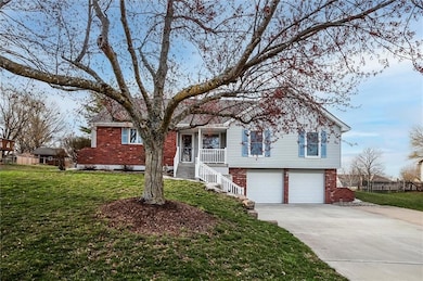 609 W Walnut St, Raymore, MO 64083 - photo 2