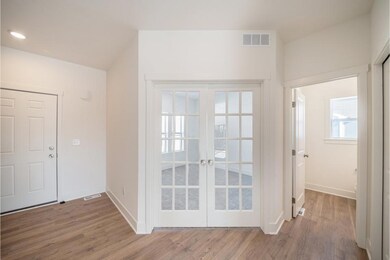 STG142-E2390-Foyer