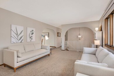 542 Tomlyn Ave, Saint Paul, MN 55126 - photo 3