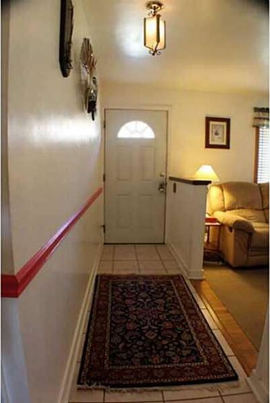 Entry/Foyer.