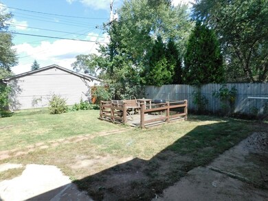 1728 Queens Ct, Carpentersville, IL 60110 - photo 3