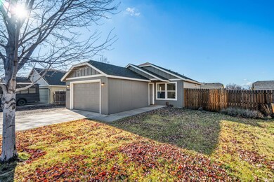 2527 NE 5th St, Redmond, OR 97756 - photo 5