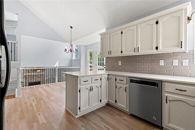 609 N Crest Dr, Raymore, MO 64083 - photo 4