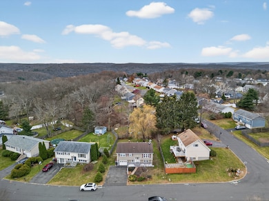 157 Bluebird Dr, Naugatuck, CT 06770 - photo 2