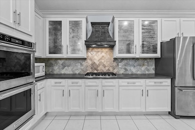 Beautiful kitchen with plenty of cooking space