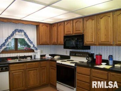 530 Southgate St, Lincoln, IL 62656 - photo 3