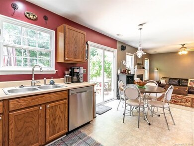 KITCHEN WITH EAT-IN BREAKFAST AREA