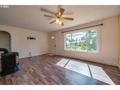 705 E 9th St, Newberg, OR 97132 - photo 4