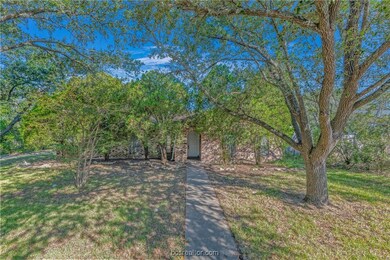 1219 S Ridgefield Cir, College Station, TX 77840 - photo 2