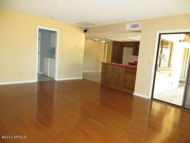 023-416754-LivingRoom1