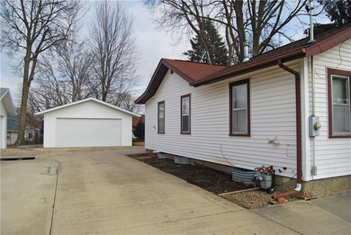 1310 Ridgeway Dr, Newton, IA 50208 - photo 3