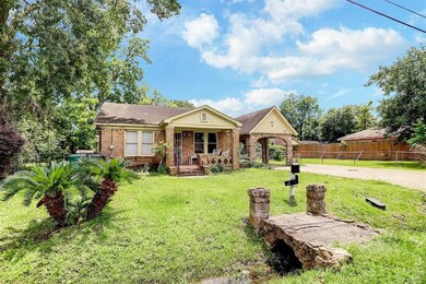 916 Caplin St, Houston, TX 77022 - photo 2