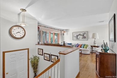 83 Camelot Rd, Poughkeepsie, NY 12601 - photo 3