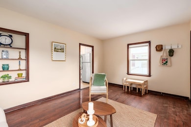 854 Weber living room into kitchen